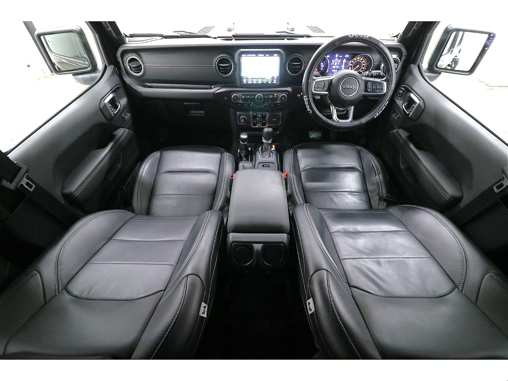 ブラックレザー内装となりますので高級感のある落ち着いたデザインです☆