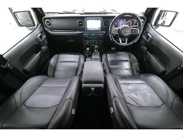 ブラックレザー内装となりますので高級感のある落ち着いたデザインです☆