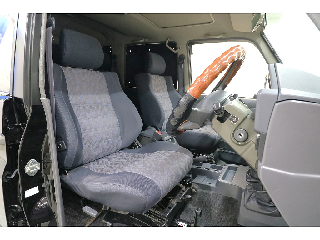 運転席／助手席共に年式に比べ綺麗な状態が保たれております♪
