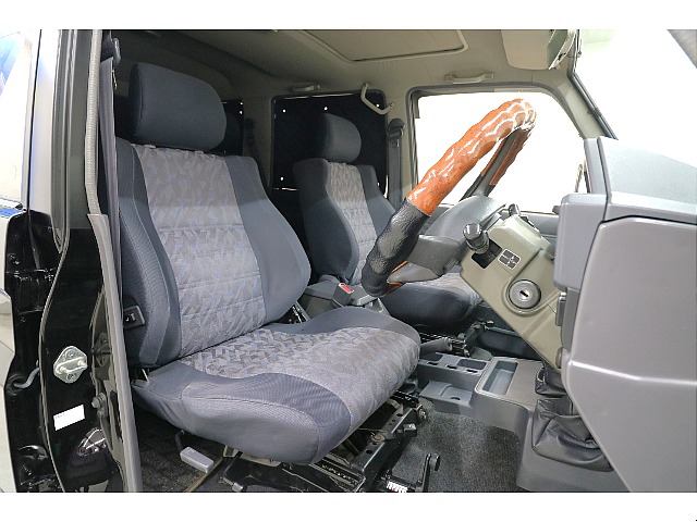 運転席／助手席共に年式に比べ綺麗な状態が保たれております♪