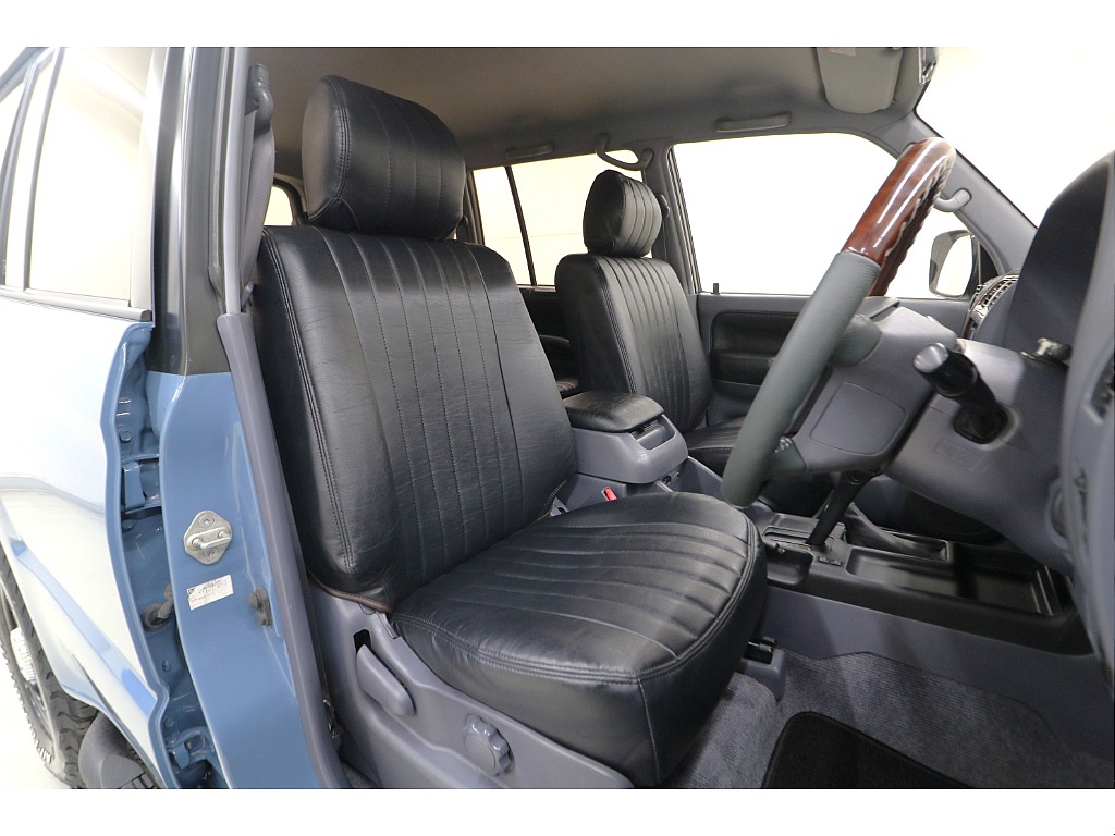 新品クラシックシートカバー装着済みです♪