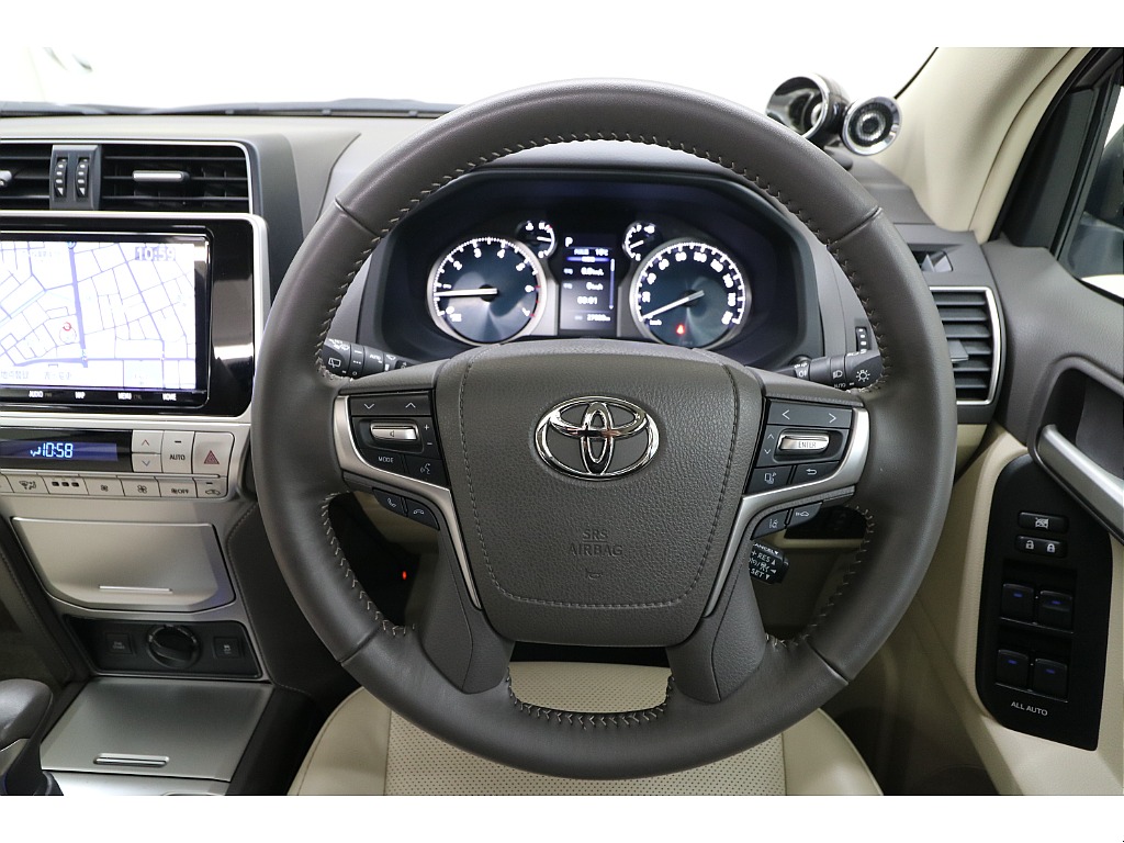 上級グレード専用の本革巻きステアリング＆本革巻きシフトノブ☆