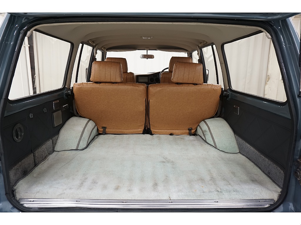 ラゲッジルームは広々と荷物がたくさん積めます♪