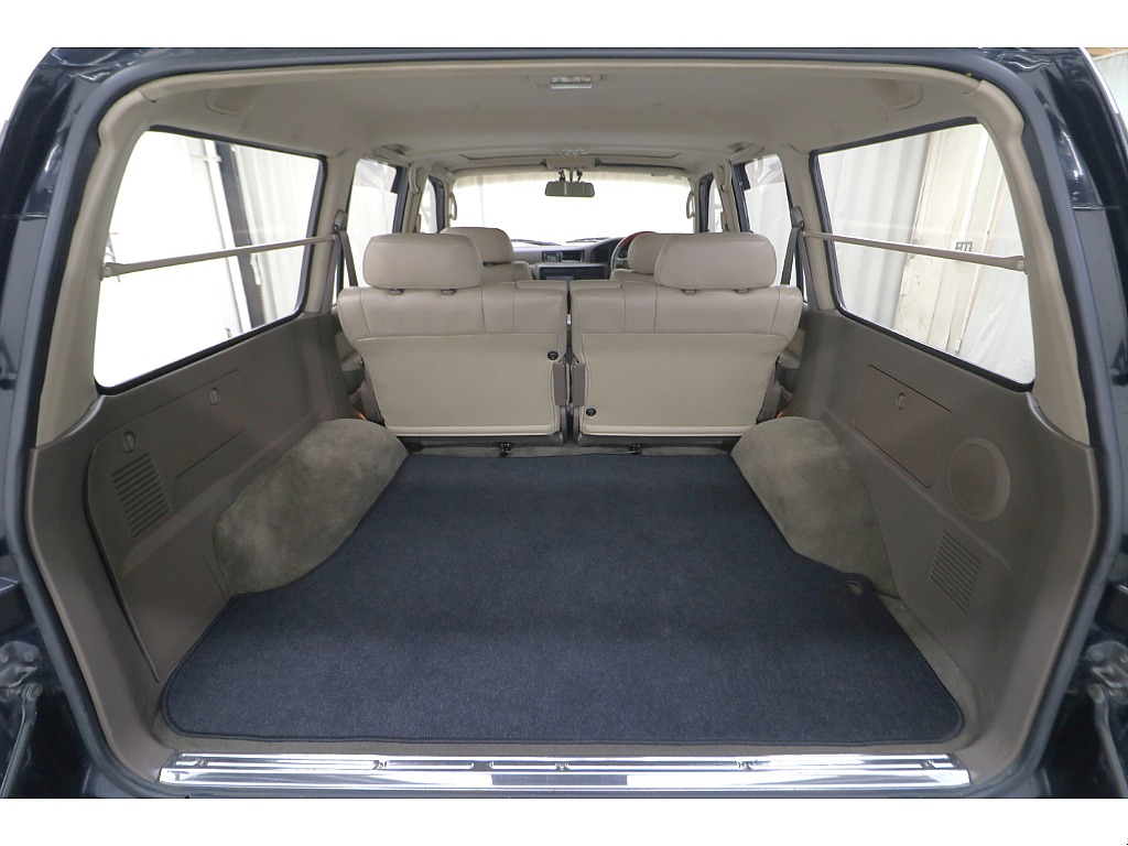 ラゲッジルームは広々と荷物がたくさん積めます♪ラゲッジマット☆