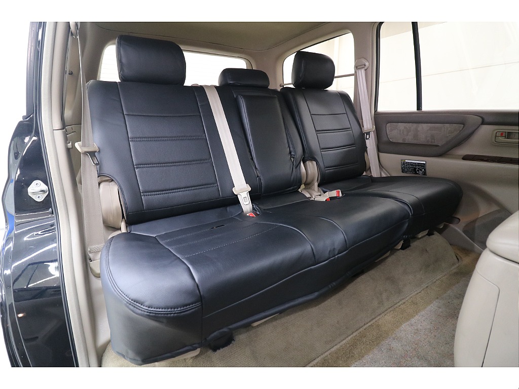 後部座席は大人の方でもゆったりとお座りいただけるスペースが御座います♪