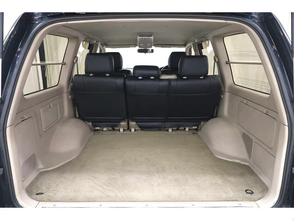 ラゲッジルームは広々と荷物がたくさん積めます♪