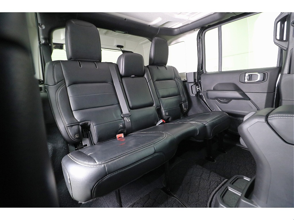 後部座席になります☆