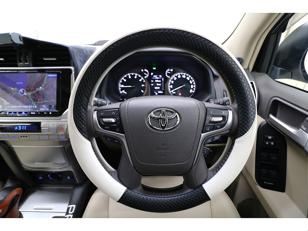 上級グレード専用の本革巻きステアリング＆本革巻きシフトノブ☆ハンドル＆シフトノブカバー装着済み♪