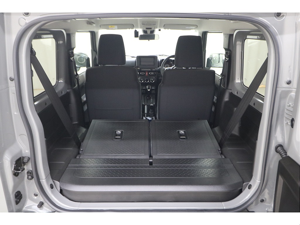 ２列目を倒すことで荷室も確保出来ます♪