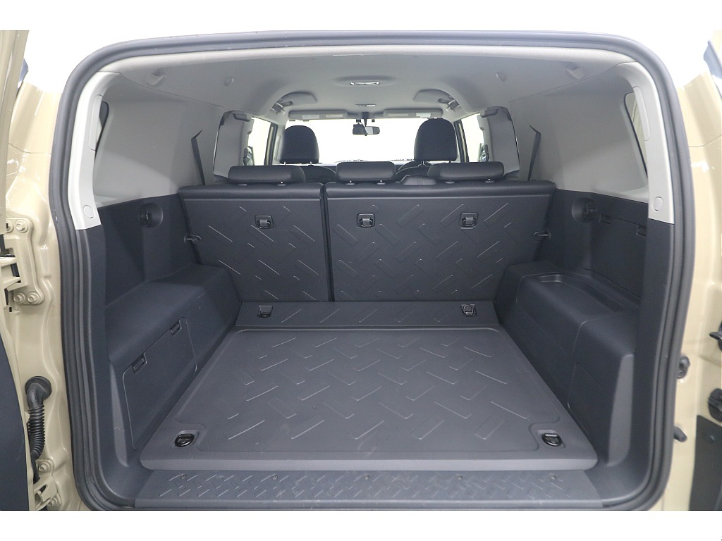 ラゲッジルームは広々と荷物がたくさん積めます♪