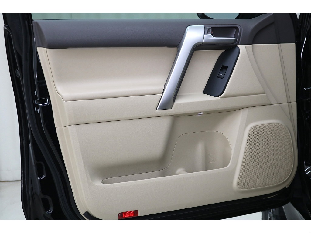 ドアトリムになります☆