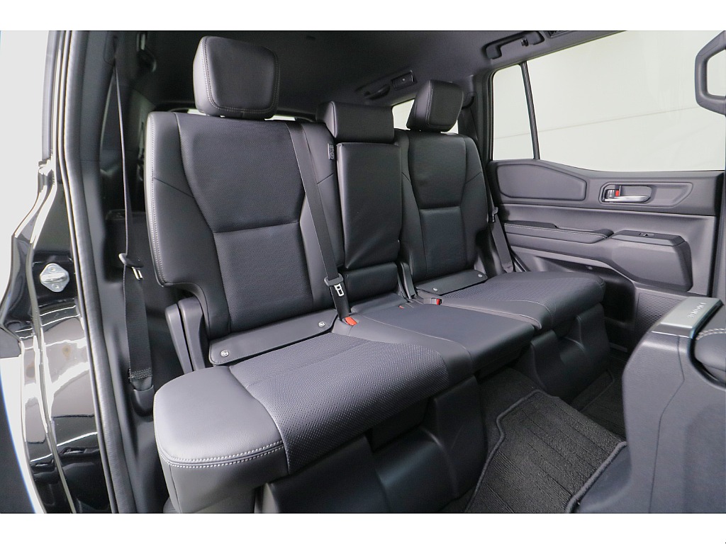 後部座席は大人の方でもゆったりとお座りいただけます♪