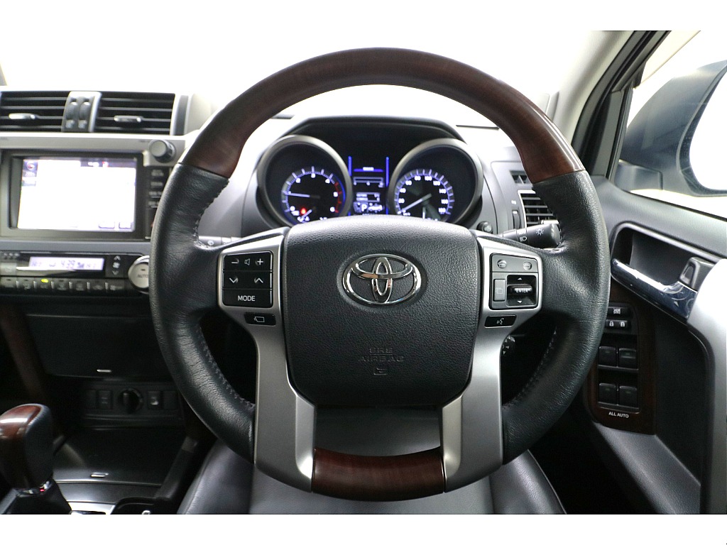 上級グレード専用のウッド調本革巻きステアリング＆ウッド調本革巻きシフトノブ☆