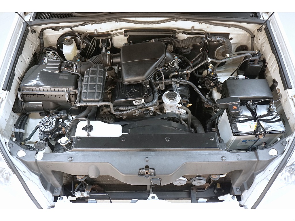 エンジンルームになります☆２７００ＣＣタイミングチェーン式☆