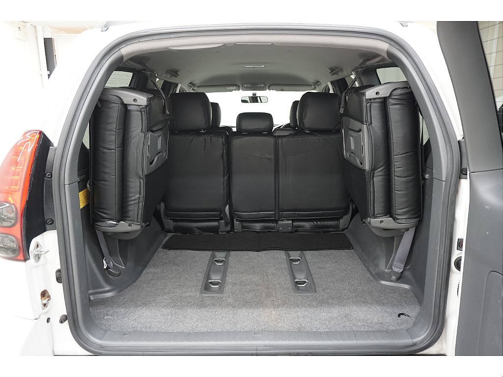 ３列目シートは跳ね上げ式となりますので荷室も確保出来ます♪