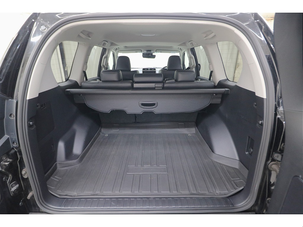 荷室も広々と荷物がたくさん積めます♪ラゲッジマット付き☆