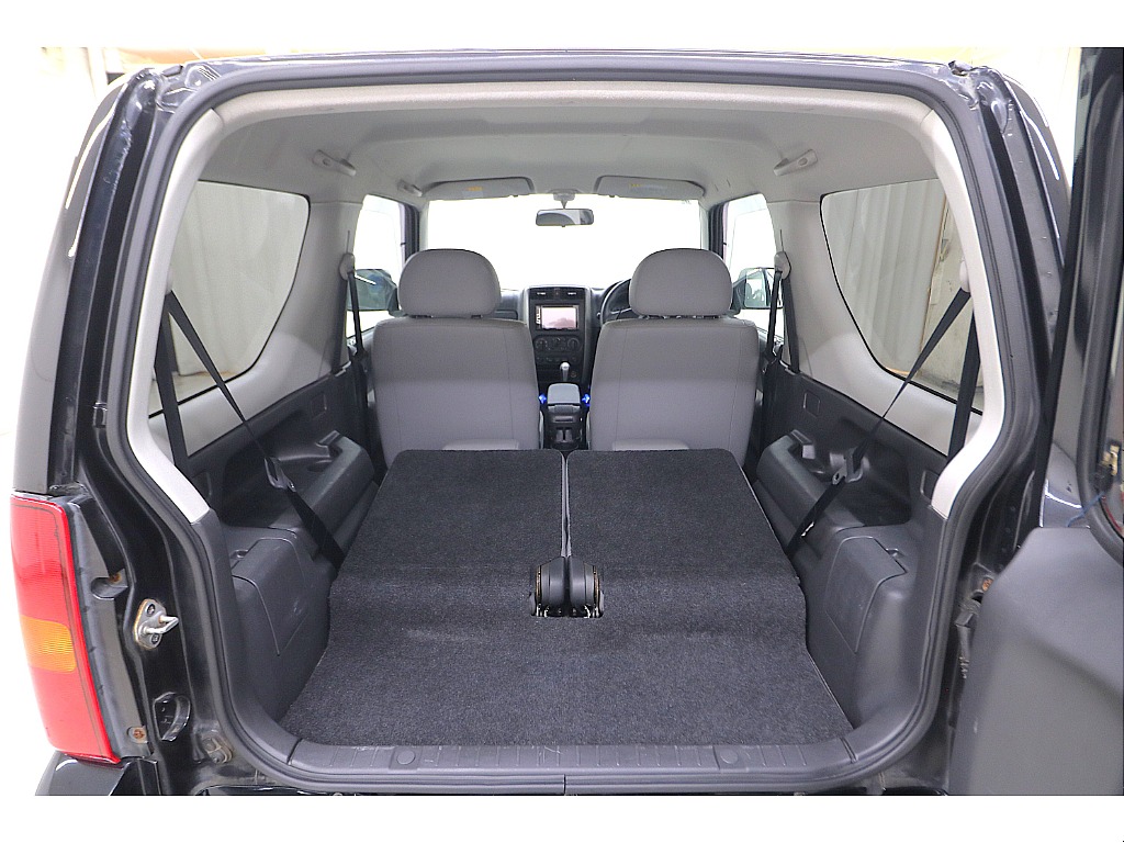 ２列目を倒すことで荷室も確保出来ます♪