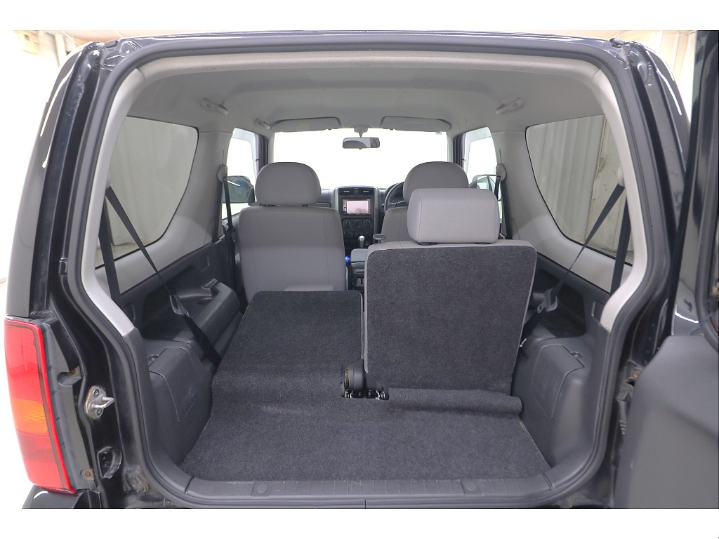 ２列目を倒すことで荷室も確保出来ます♪