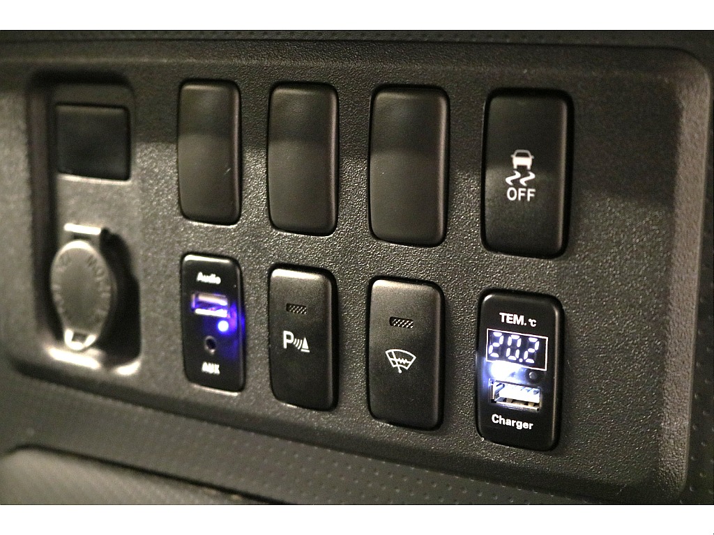 寒冷地仕様☆クリアランスソナー☆横滑り防止装置☆ＵＳＢポート☆