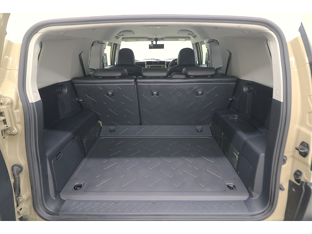 ラゲッジルームは広々と荷物がたくさん積めます♪