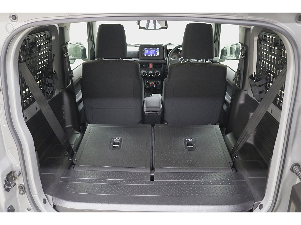 ２列目を倒すことで荷室も確保出来ます♪