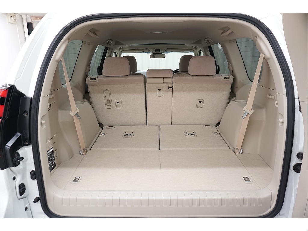 荷室も広々と荷物がたくさん積めます♪ラゲッジマット付き☆