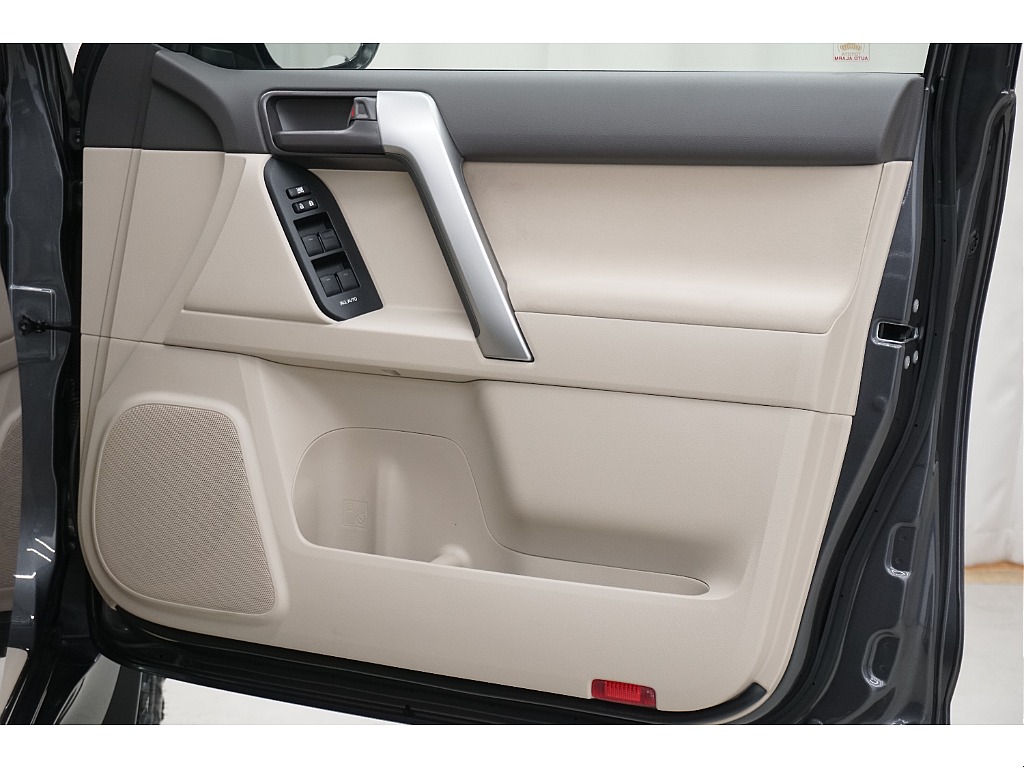 ドアトリムになります☆