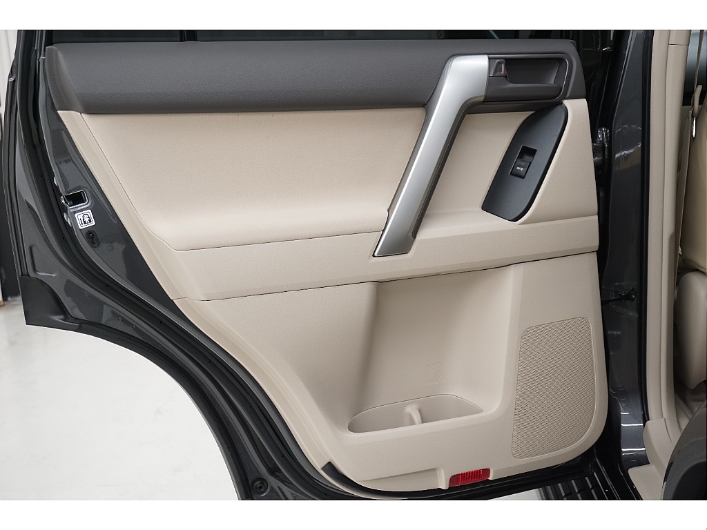 ドアトリムになります☆