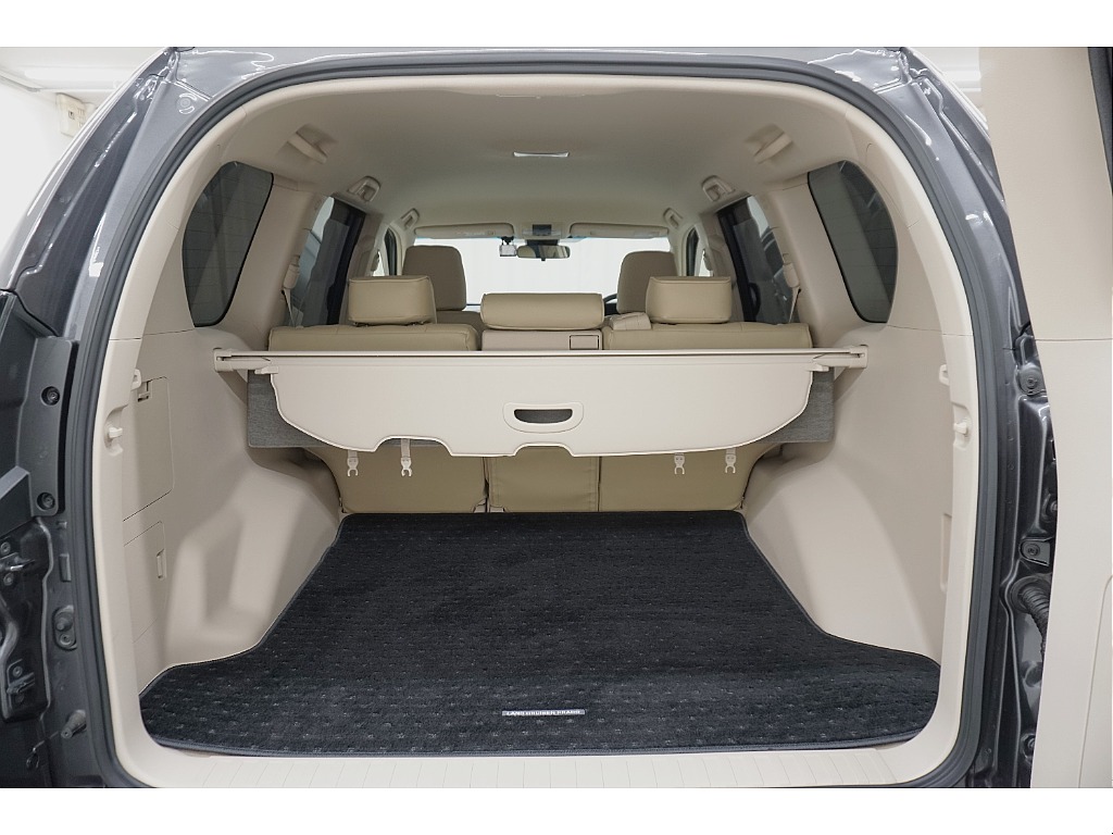 ラゲッジルームは広々と荷物がたくさん積めます♪トヨタ純正ラゲージマット付き♪