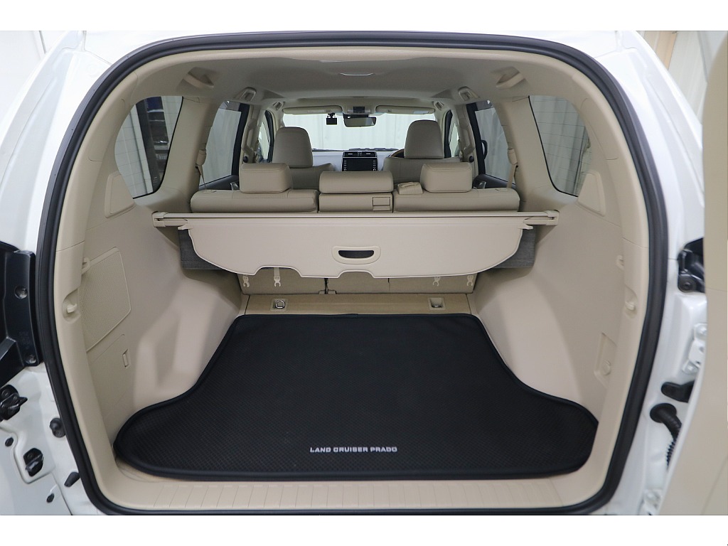 ラゲッジルームは広々と荷物がたくさん積めます♪ラゲッジソフトトレイ付き♪