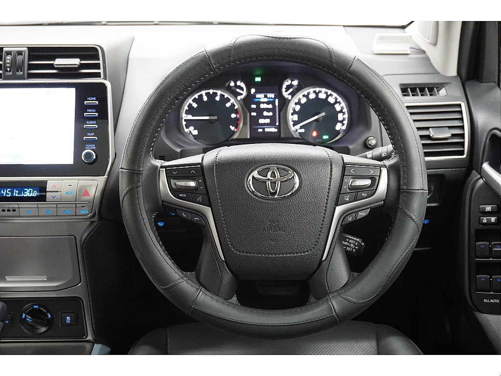 上級グレード専用の本革巻きステアリング＆本革巻きシフトノブ☆ハンドルカバー装着済み♪