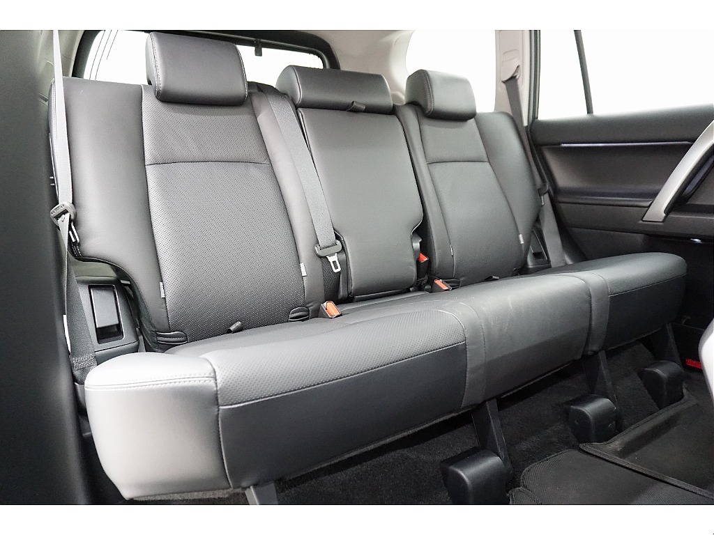 後部座席は大人の方でもゆったりとお座りいただけます♪