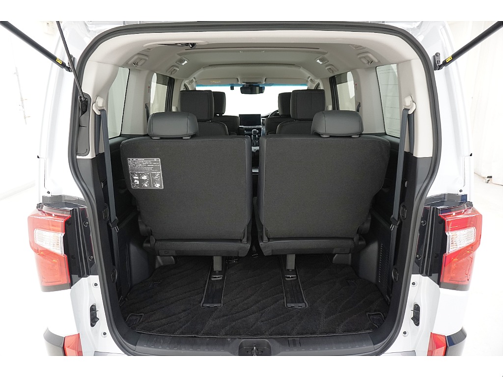 ラゲッジルームになります☆シートのスライドも可能で、広さと使い易さを兼ね備えております♪