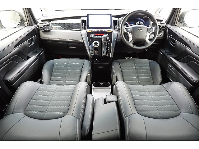 ブラックを基調としたＣＨＡＭＯＮＩＸ専用内装加飾☆落ち着いた雰囲気のバール杢とアクセントのシルバーステッチが相性抜群です♪