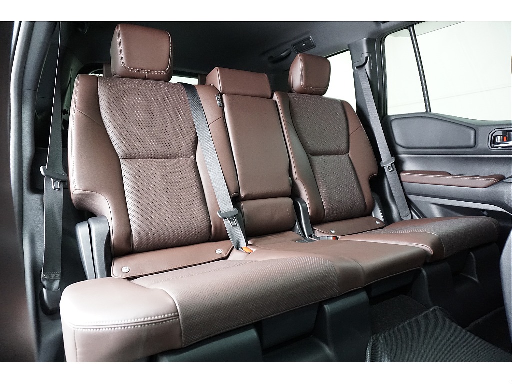 後部座席は大人の方でもゆったりとお座りいただけます♪