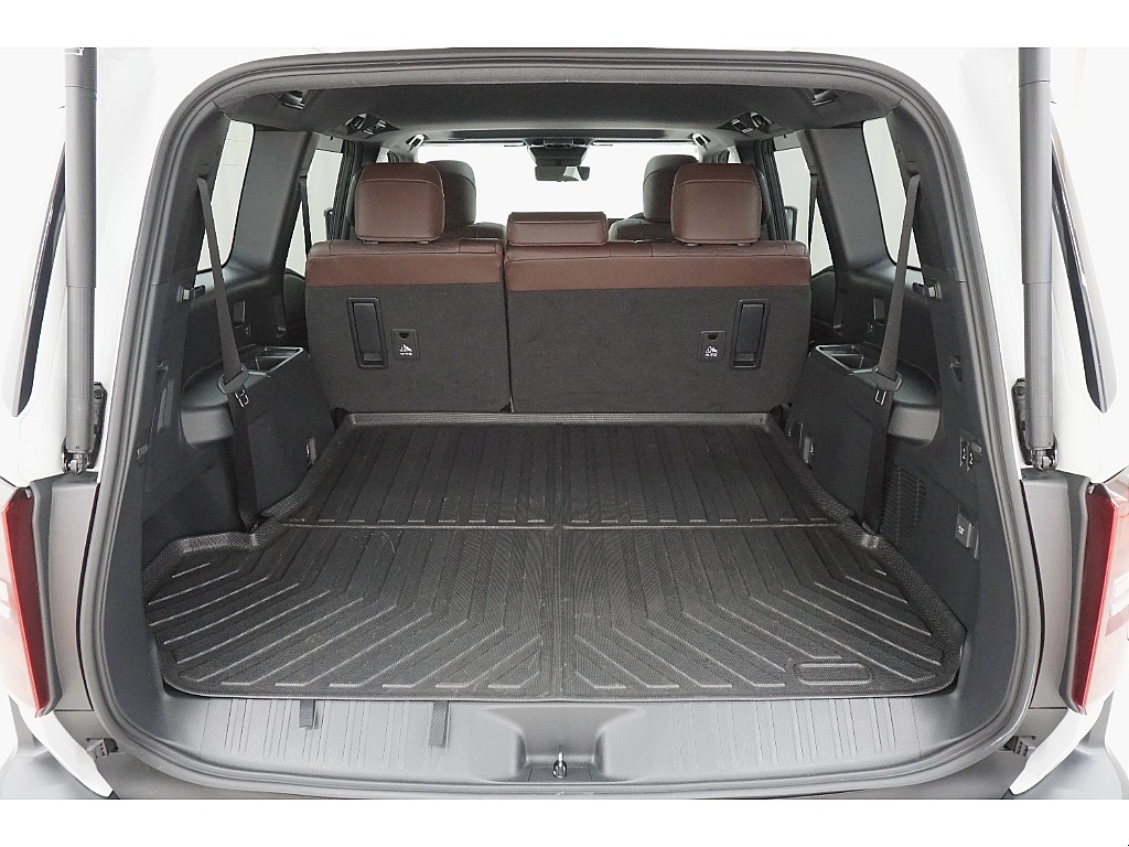 ３列目シートは電動収納式となりますので荷室も確保出来ます♪