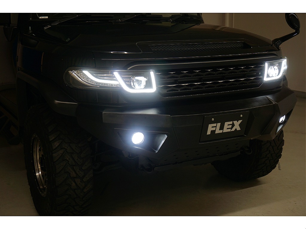 買取特選車☆ルーフ同色☆ルーフボディ同色ペイント☆各所ブラックアウト☆リフトＵＰ☆社外フロントバンパー☆社外フロントグリル☆プロジェクターヘッドライト☆ＬＥＤサイドマーカー☆トレイルサイドステップ☆