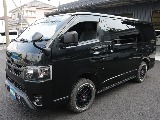 令和５年式ハイエースＶダークプライムⅡ２８００ディーゼル４ＷＤ両側パワースライドドア装備車両ブラックエディション入庫！！エクストリームＪ１６インチアルミＴＲＤバンパー人気のアゲ系カスタム済み！！