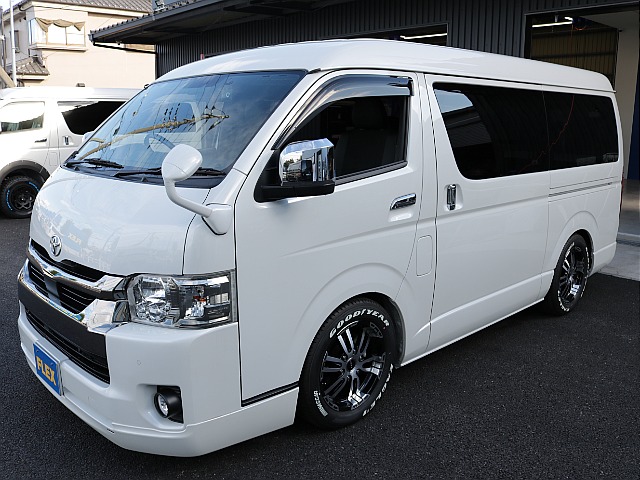 令和４年式ハイエースＶダークプライムⅡ２７００ガソリン２ＷＤワイドＶカスタム車両入庫！！新品オリジナル１７インチアルミ４１５コブラフロントスポイラー玄武３インチローダウンヴァレンティーＬＥＤテール装備