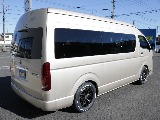 新車ハイエースワゴンファインテックツアラー２７００ガソリン４WDカスタム車両入庫！オリジナルフロントスポイラーオリジナルオーバーフェンダーオリジナルＬＥＤテールライトオリジナル１７インチアルミ装備！！