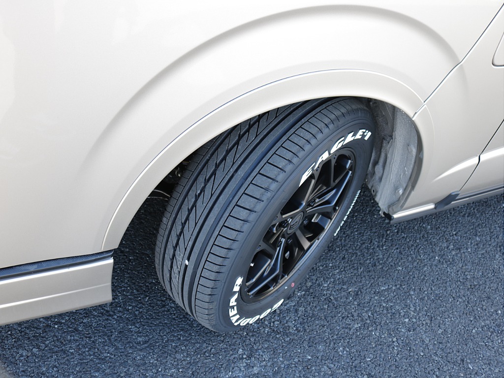 新車ハイエースワゴンファインテックツアラー２７００ガソリン４WDカスタム車両入庫！オリジナルフロントスポイラーオリジナルオーバーフェンダーオリジナルＬＥＤテールライトオリジナル１７インチアルミ装備！！