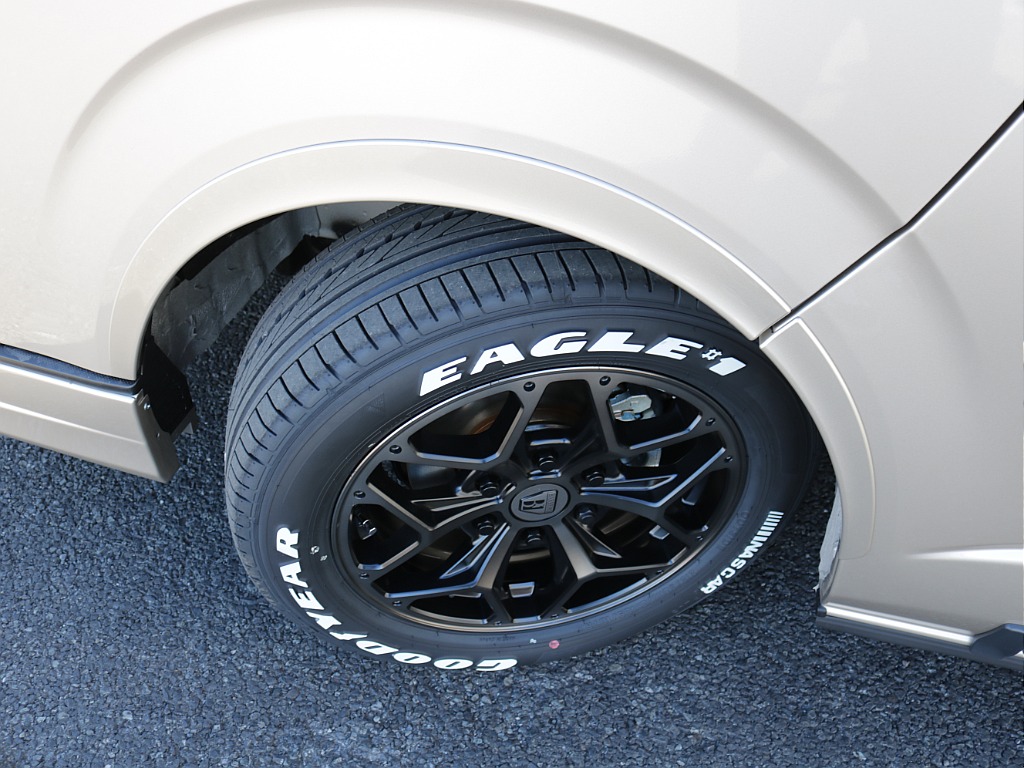 新車ハイエースワゴンファインテックツアラー２７００ガソリン４WDカスタム車両入庫！オリジナルフロントスポイラーオリジナルオーバーフェンダーオリジナルＬＥＤテールライトオリジナル１７インチアルミ装備！！