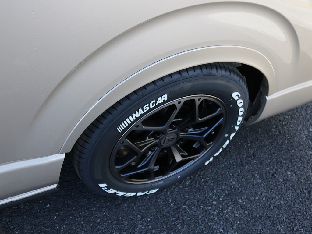 新車ハイエースワゴンファインテックツアラー２７００ガソリン４WDカスタム車両入庫！オリジナルフロントスポイラーオリジナルオーバーフェンダーオリジナルＬＥＤテールライトオリジナル１７インチアルミ装備！！