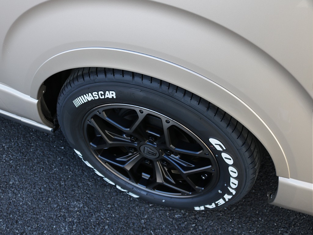 新車ハイエースワゴンファインテックツアラー２７００ガソリン４WDカスタム車両入庫！オリジナルフロントスポイラーオリジナルオーバーフェンダーオリジナルＬＥＤテールライトオリジナル１７インチアルミ装備！！