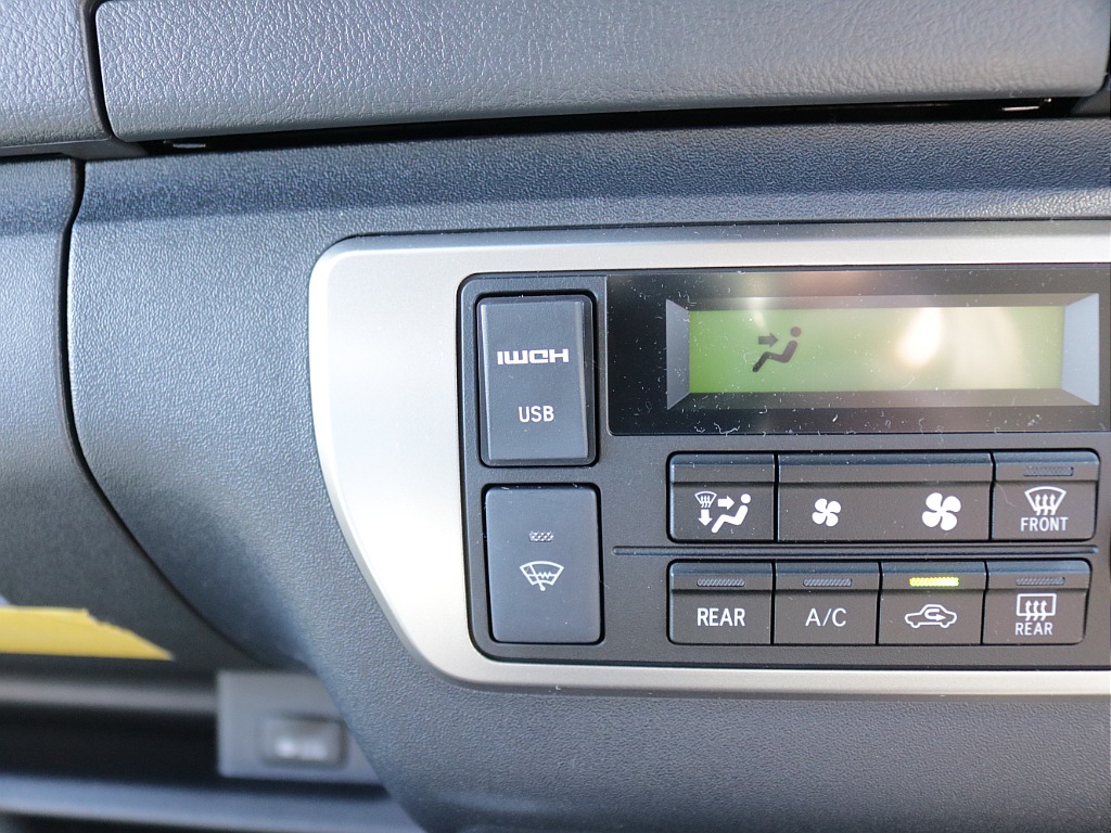 新車ハイエースワゴンファインテックツアラー２７００ガソリン４WDカスタム車両入庫！オリジナルフロントスポイラーオリジナルオーバーフェンダーオリジナルＬＥＤテールライトオリジナル１７インチアルミ装備！！