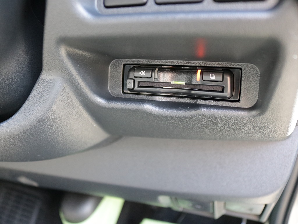 新車ハイエースワゴンファインテックツアラー２７００ガソリン４WDカスタム車両入庫！オリジナルフロントスポイラーオリジナルオーバーフェンダーオリジナルＬＥＤテールライトオリジナル１７インチアルミ装備！！