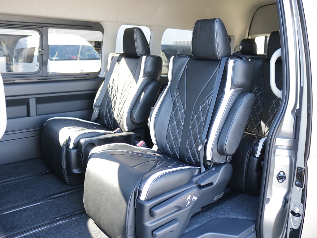 新車ハイエースワゴンファインテックツアラー２７００ガソリン４WDカスタム車両入庫！オリジナルフロントスポイラーオリジナルオーバーフェンダーオリジナルＬＥＤテールライトオリジナル１７インチアルミ装備！！