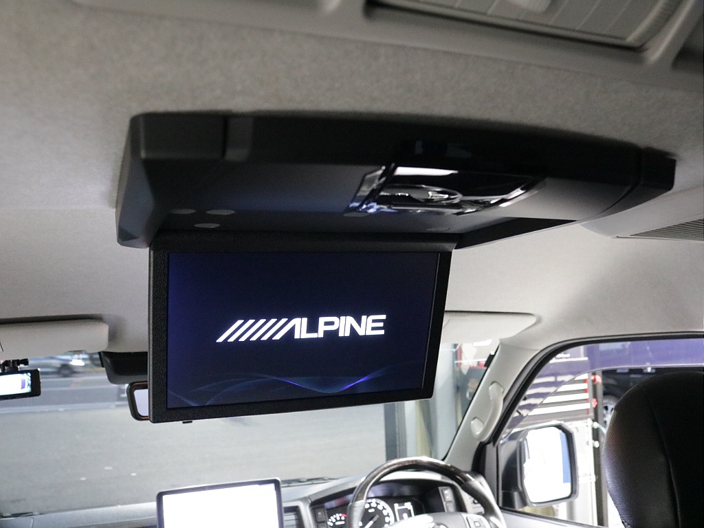 アルパイン１０．１インチフリップダウンモニター装備！！