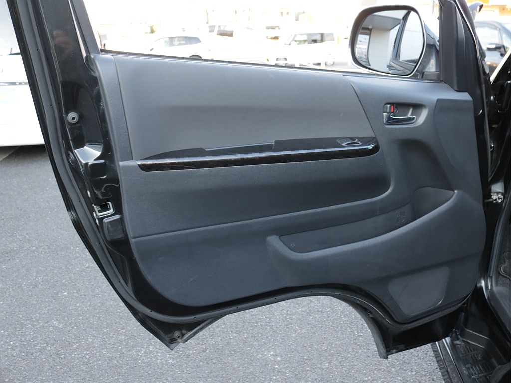 ３１年式ダークプライムⅡ２０００ガソリン２WDカスタム車両入庫！オリジナルフロントスポイラーオリジナル２インチローダウンオリジナルＬＥＤテールライトオリジナルワークタイプベットＫＩＴ新品パーツ装備！！