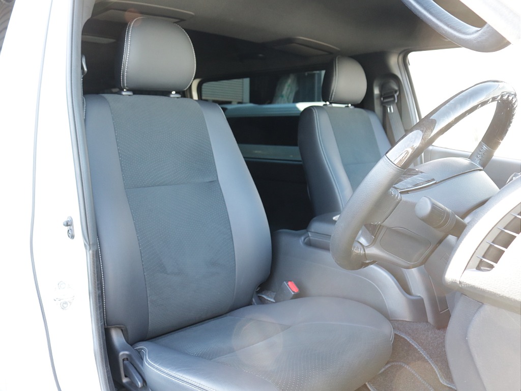 令和４年式ダークプライムⅡ２８００ディーゼル４WDカスタム車両入庫！モデリスタフルエアロＫＩＴオリジナル１７インチアルミオリジナルオーバーフェンダーオリジナルＬＥＤテールライトオリジナルベットＫＩＴ！